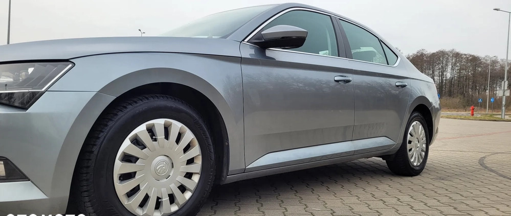 Skoda Superb cena 68500 przebieg: 273071, rok produkcji 2017 z Kwidzyn małe 407